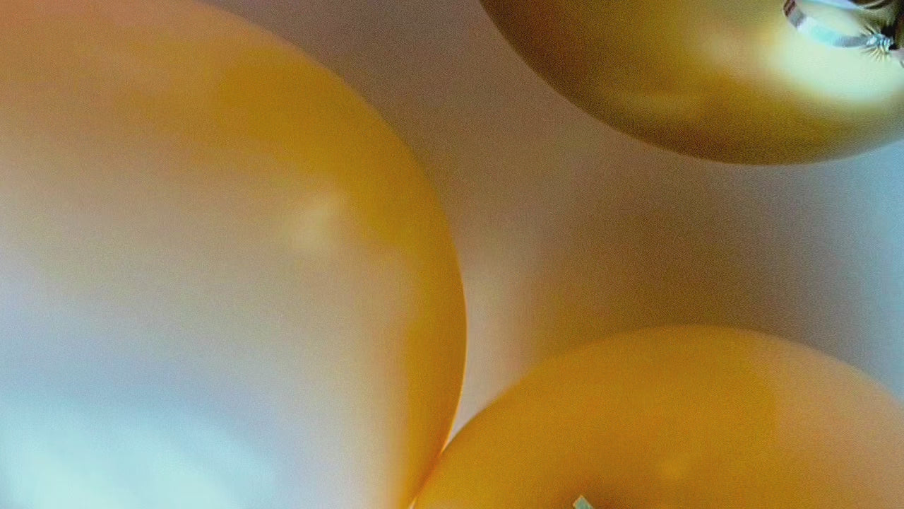 Load video: Balloon-event-decor-vanvouver-latex-foil-cakes-flowers-gold-white-one-up
