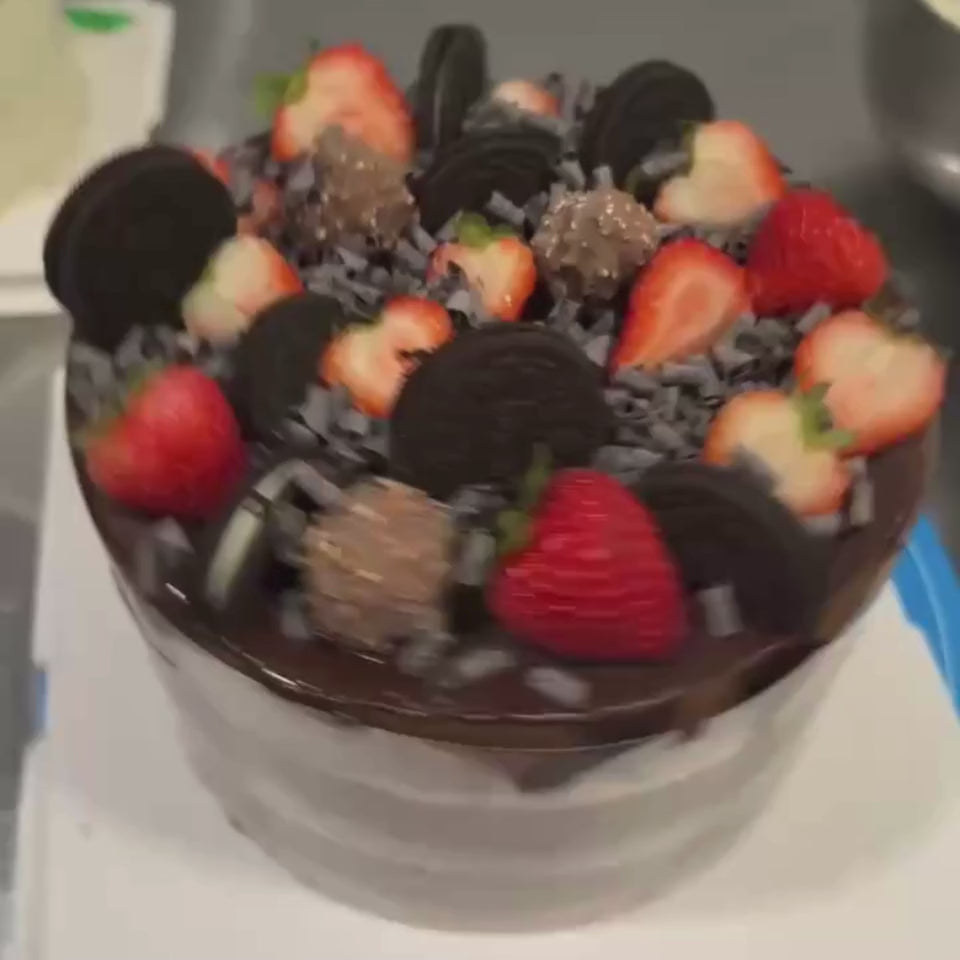 chocolate oreo cake strawberry topping